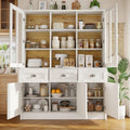 Buffet contemporain avec des portes vitrees